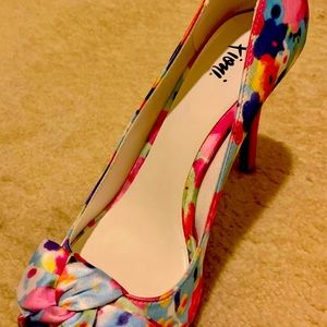 Floral print Heels Brand New!